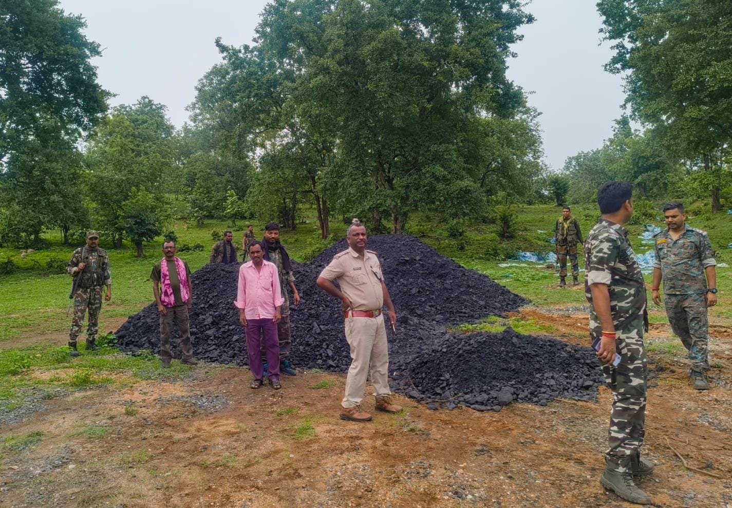 Latehar News : पुलिस ने 100 टन अवैध कोयला किया जब्त, बाहर भेजने की थी तैयारी