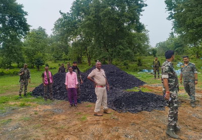 Latehar News : पुलिस ने 100 टन अवैध कोयला किया जब्त, बाहर भेजने की थी तैयारी