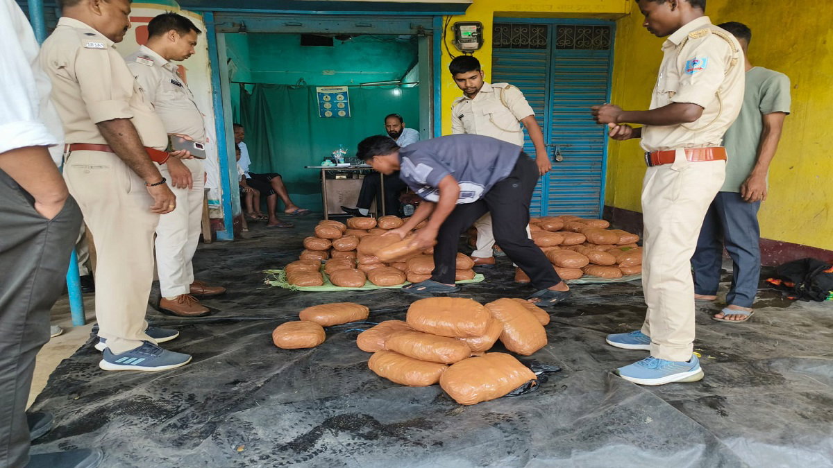 Simdega News : कोलेबिरा में इनोवा कार से 100 किलो गांजा बरामद