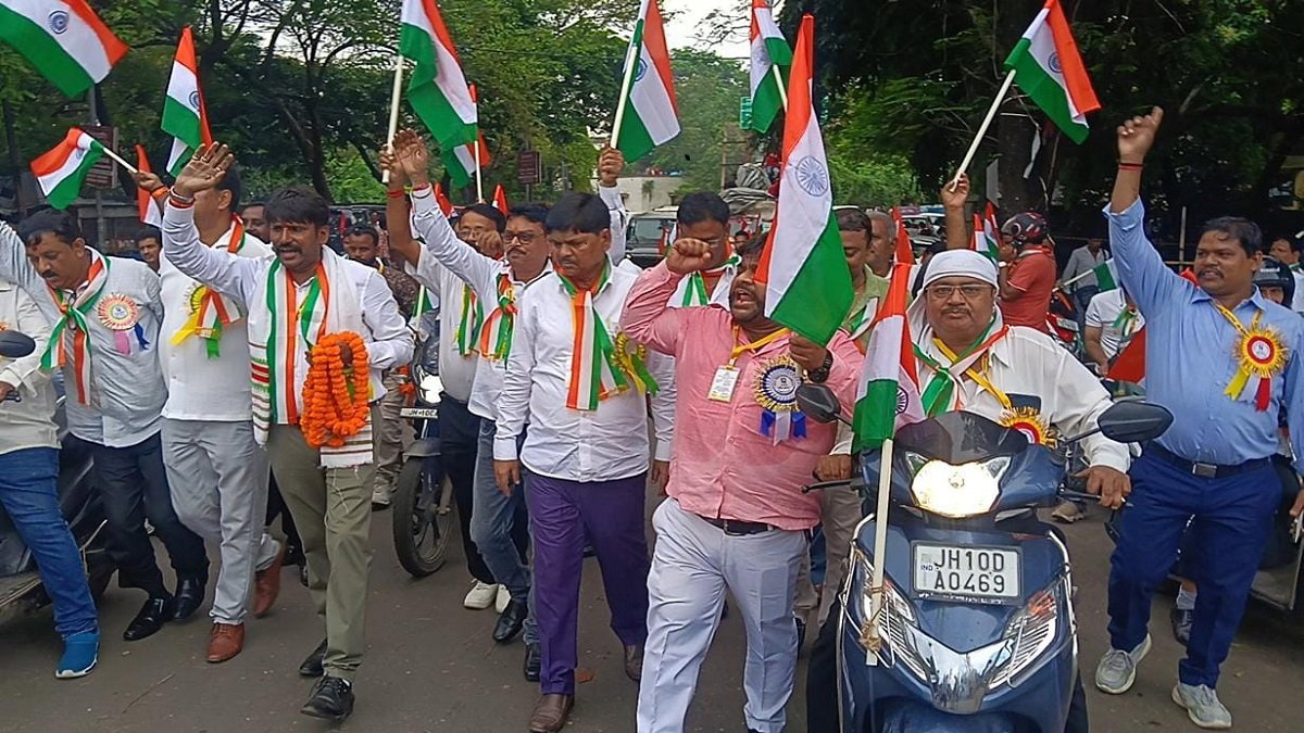 Dhanbad News : डेकोरेटर्स एसोसिएशन ने निकाली भव्य तिरंगा यात्रा