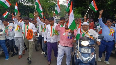 Dhanbad News : डेकोरेटर्स एसोसिएशन ने निकाली भव्य तिरंगा यात्रा