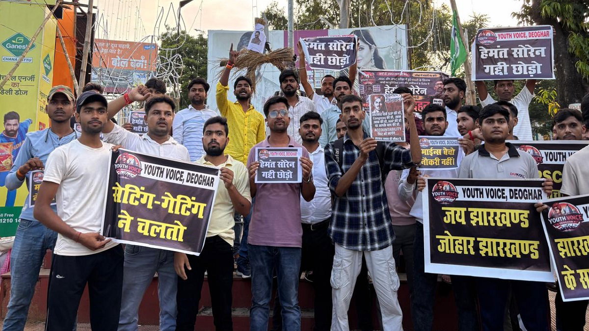 Deoghar News : छात्रों पर लाठीचार्ज के विरोध में यूथ वॉयस ने फूंका सरकार का पुतला