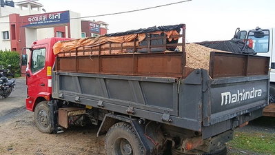 Dhanbad News : बरवाअड्डा में अवैध बालू लदा बिना नंबर का मिनी हाइवा जब्त