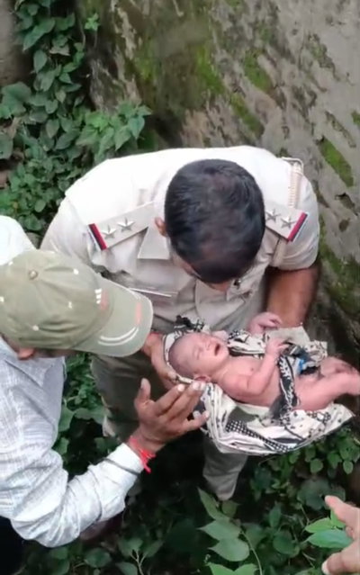 Giridih News : पचंबा में झाड़ियों में मिला नवजात, थाना प्रभारी ने अस्पताल पहुंचाया