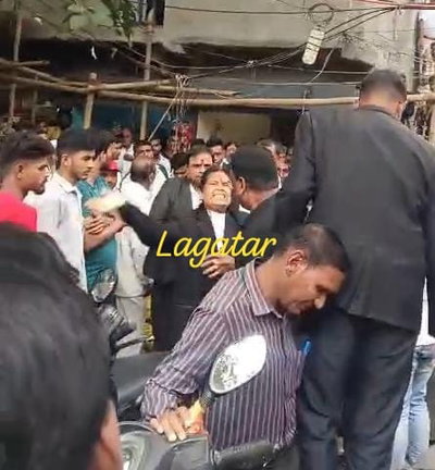 Dhanbad News : कोर्ट परिसर में आरोपी को हिरासत में लेने पर हंगामा, अधिवक्ताओं व RPF एसआई में हाथापाई