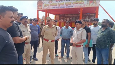 Hazaribagh News : दुर्गा पूजा को लेकर पुलिस अलर्ट, एसपी ने किया पंडालों का निरीक्षण