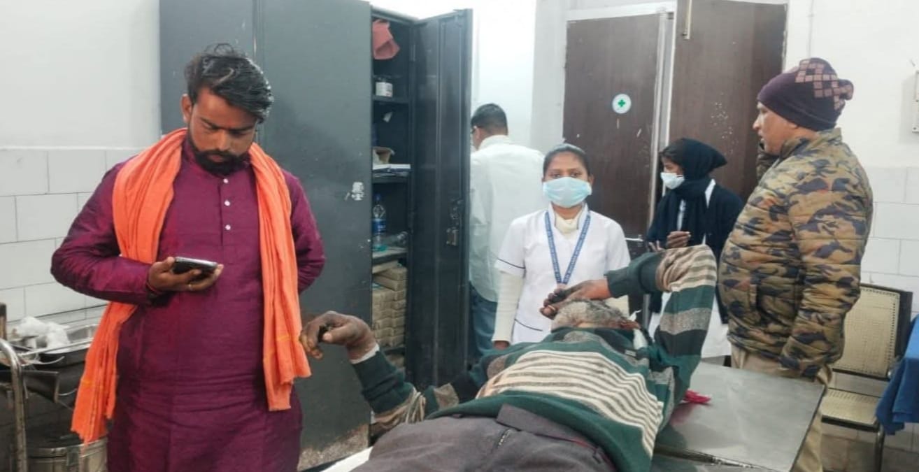 गिरिडीह रेलवे स्टेशन पर मालगाड़ी की छत पर चढ़ा व्यक्ति हाई वोल्टेज तार से सटकर झुलसा