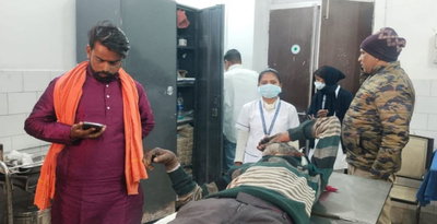 गिरिडीह रेलवे स्टेशन पर मालगाड़ी की छत पर चढ़ा व्यक्ति हाई वोल्टेज तार से सटकर झुलसा