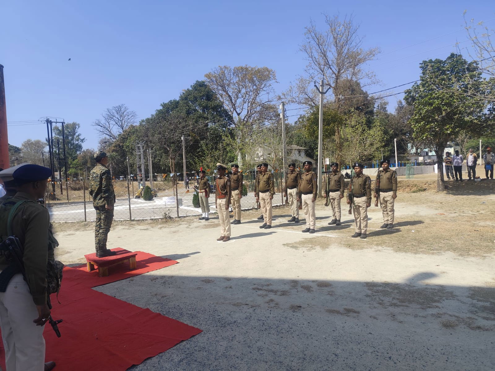 लातेहारः डीआईजी पहुंचे महुआडांड़, संवेदनशील क्षेत्रों में नियमित गश्त करने का दिया निर्देश