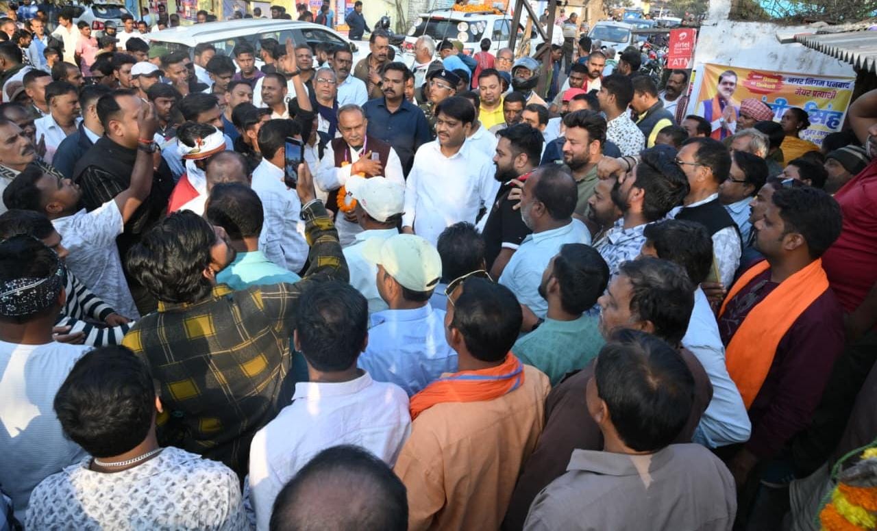 धनबादः गुरुद्वारा व मंदिर में मत्था टेक संजीव सिंह ने किया जनसंपर्क, कतरास से तेतुलमारी तक समर्थन