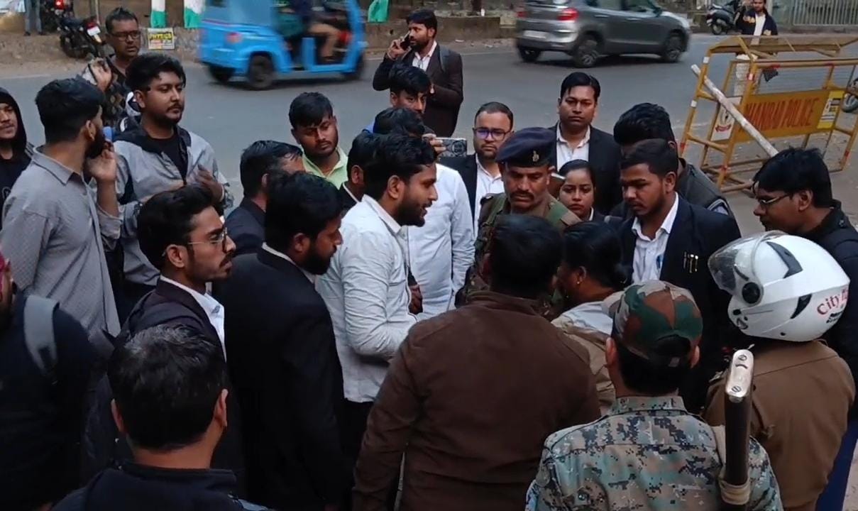 धनबादः SSLNT परीक्षा केंद्र पर लॉ छात्रों का हंगामा, अव्यवस्था व दुर्व्यवहार का आरोप