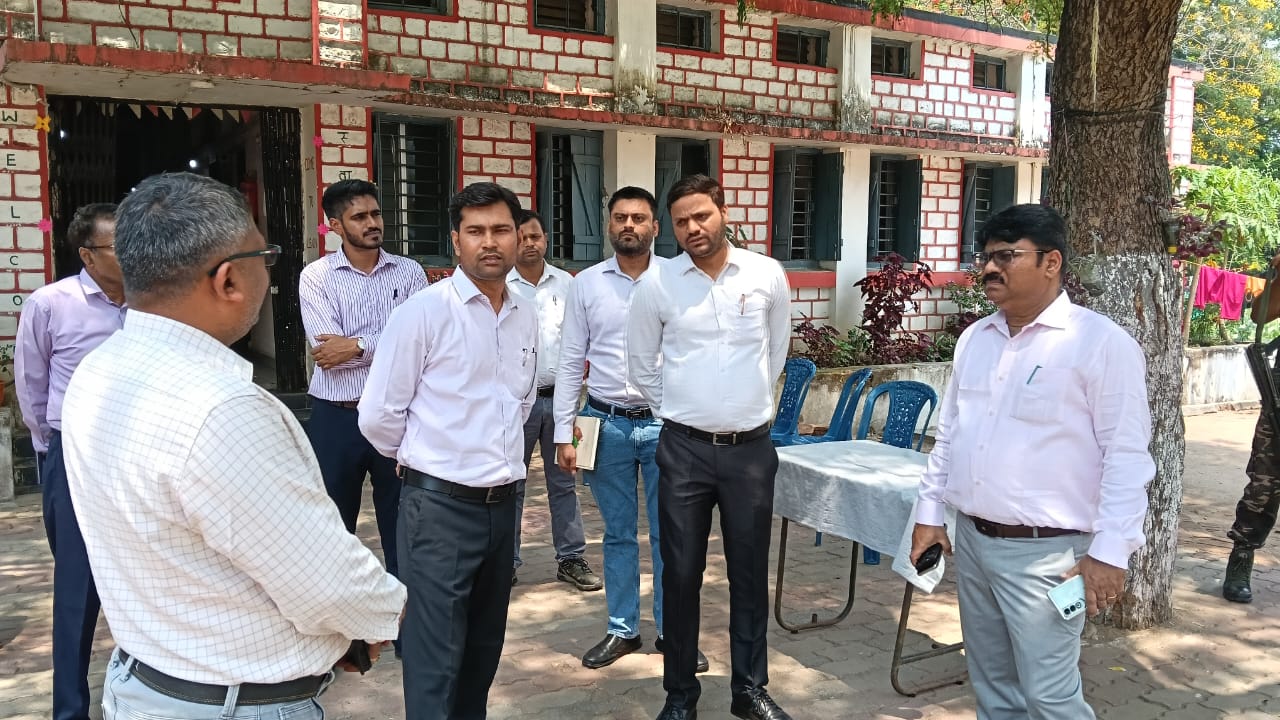 Latehar News : डीसी ने बालिका छात्रावास व सीएम स्कूल ऑफ एक्सीलेंस का किया निरीक्षण, सुरक्षा व सफाई पर जोर