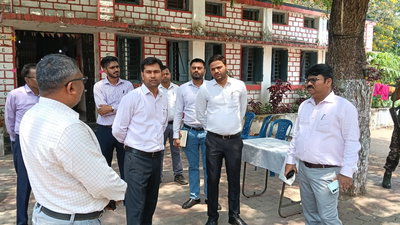 Latehar News : डीसी ने बालिका छात्रावास व सीएम स्कूल ऑफ एक्सीलेंस का किया निरीक्षण, सुरक्षा व सफाई पर जोर