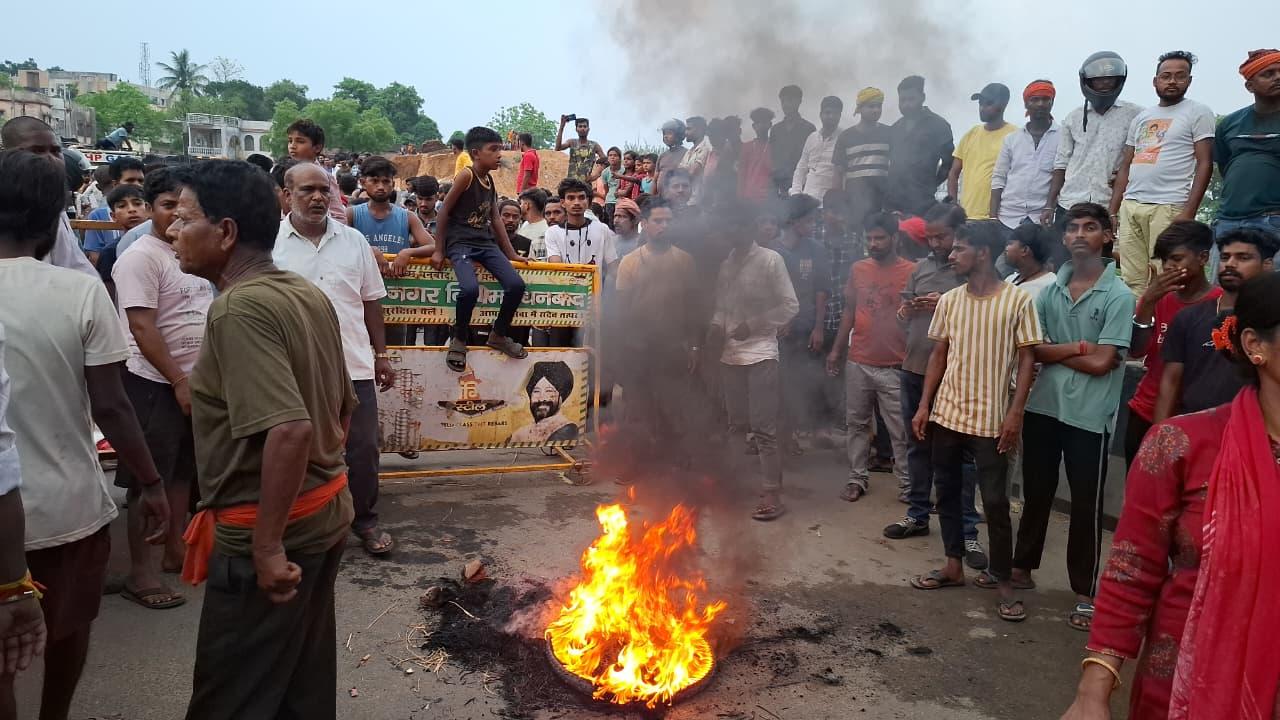 Dhanbad News : धनसार में युवक की हत्या के बाद तनाव, गुस्साए लोगों ने की सड़क जाम