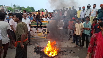 Dhanbad News : धनसार में युवक की हत्या के बाद तनाव, गुस्साए लोगों ने की सड़क जाम