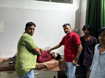 Ramgarh News : बाइक के धक्के से सड़क पार कर रहा युवक घायल