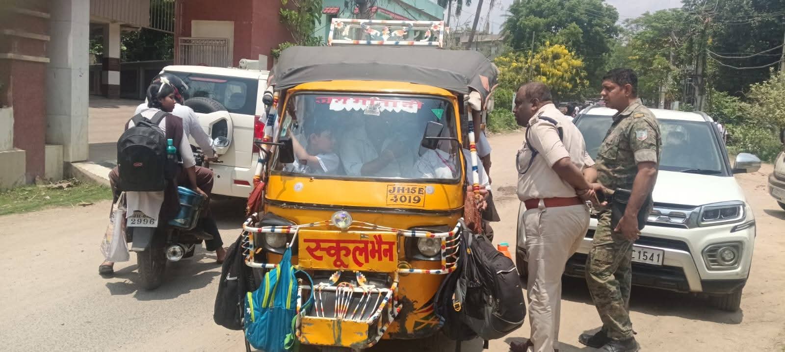 Deoghar News : स्कूल वाहनों पर पुलिस की सख्ती, क्षमता से अधिक बच्चे बैठाने पर होगी कार्रवाई