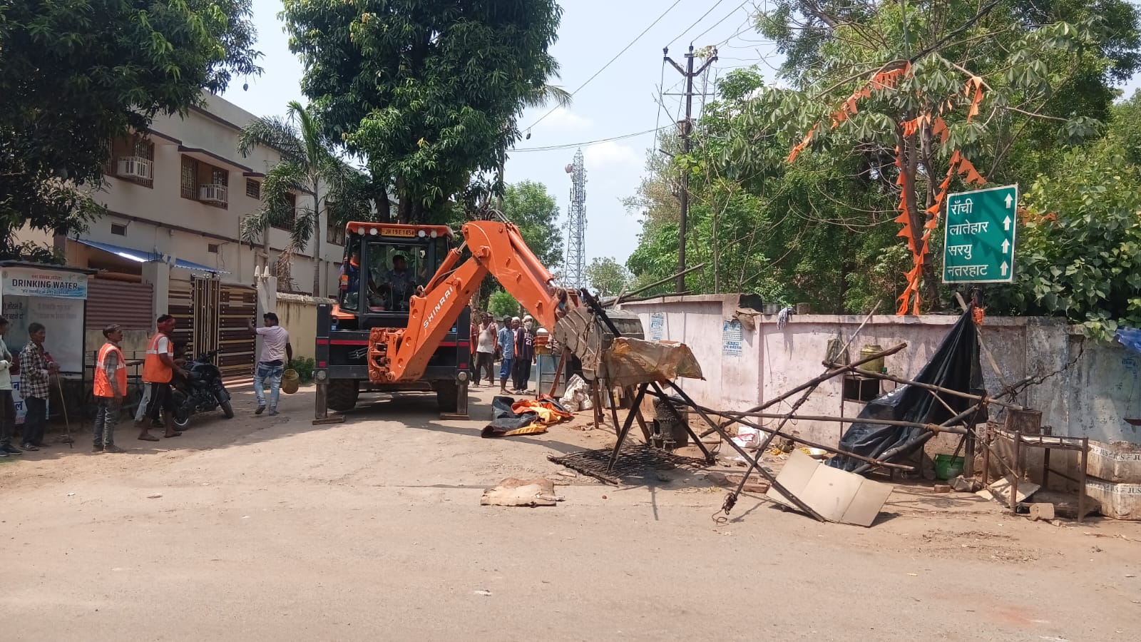 Latehar News : अतिक्रमण पर चला बुलडोजर, सड़क किनारे से अवैध निर्माण हटाए गए