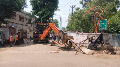 Latehar News : अतिक्रमण पर चला बुलडोजर, सड़क किनारे से अवैध निर्माण हटाए गए