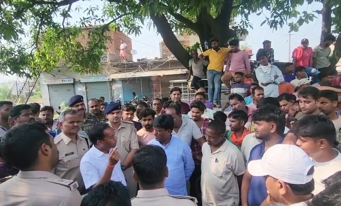 Dhanbad News : हाइवा के धक्के से युवक की मौत, विरोध में हरिणा हीरक रोड 9 घंटे जाम