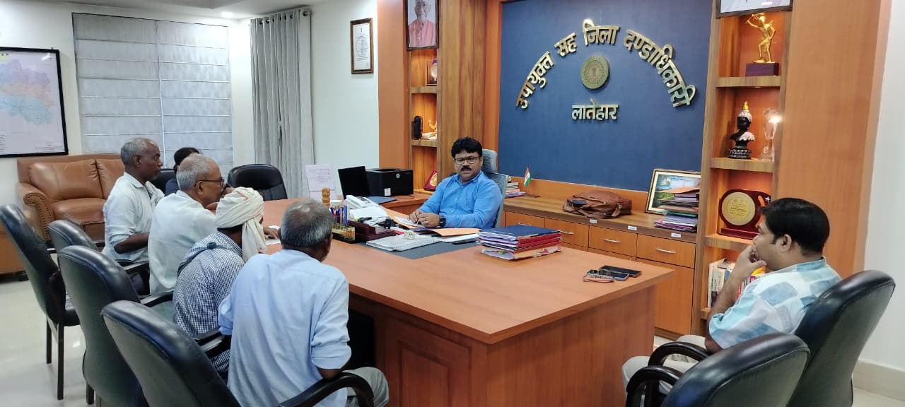 Latehar News : वनाधिकार से जुड़े मामलों को लेकर महासभा ने डीसी को सौंपा ज्ञापन