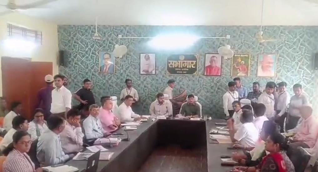 Dhanbad News : डीसी ने की योजनाओं की समीक्षा, सभी अंचलों को लैंड बैंक तैयार करने का निर्देश