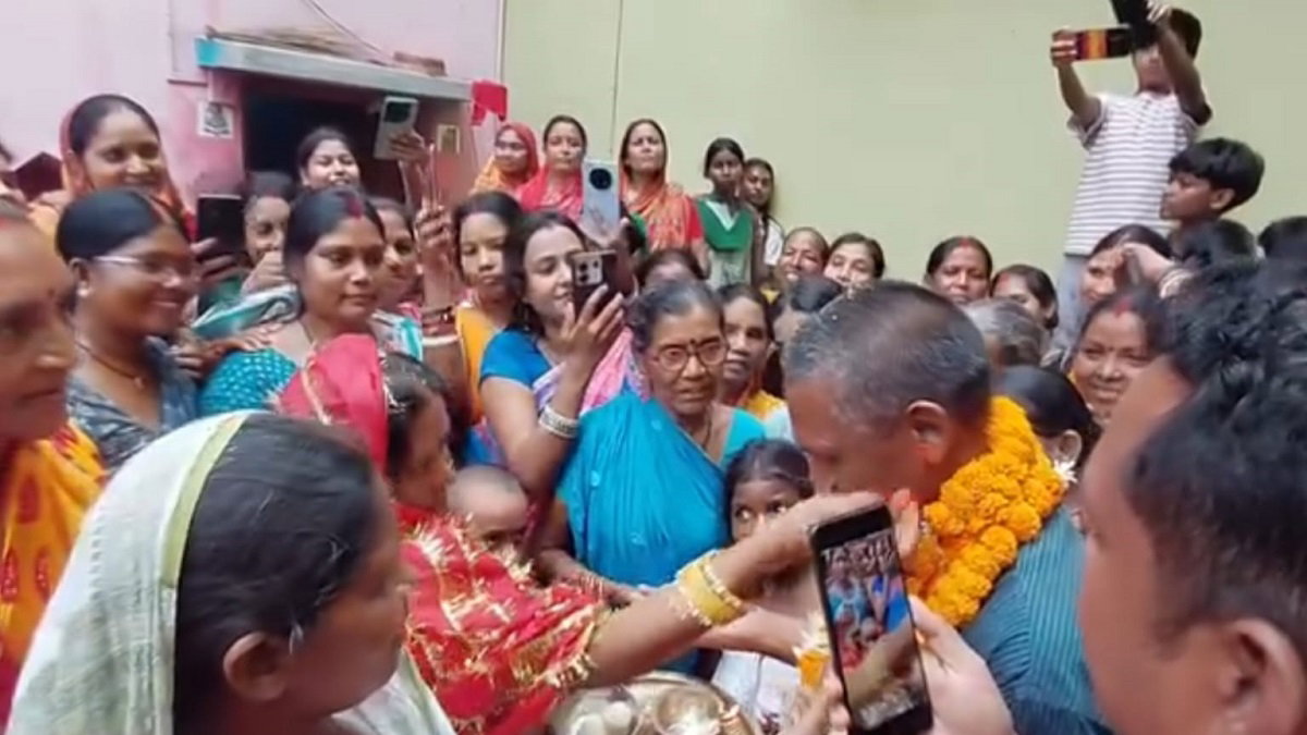 Bokaro News : 20 साल बाद घर लौटे लापता पति का गाजे-बाजे से स्वागत, पत्नी की मांग में भरा सिंदूर