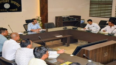 Seraikela News : डीसी ने की विकास योजनाओं की समीक्षा, काम समय पर पूरा करने का निर्देश