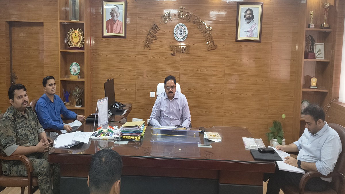 Gumla News : डीसी ने की  DMFT मद की योजनाओं की समीक्षा, दिए निर्देश