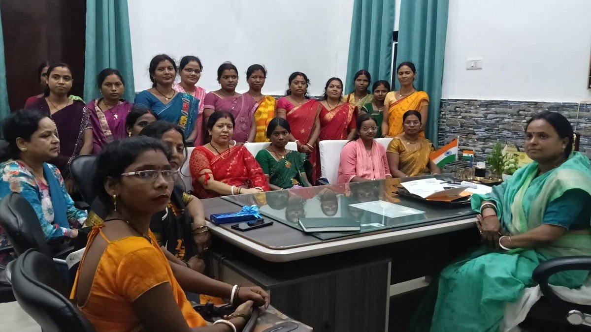 Dhanbad News : जिप अध्यक्ष से मिलीं जेएसएलपीएस की महिलाएं, मानदेय बढ़ाने की मांग
