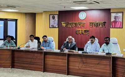 Dhanbad News : आयुक्त ने की एसआईआर कार्य की समीक्षा, कहा- कोई पात्र मतदाता नहीं छूटना चाहिए