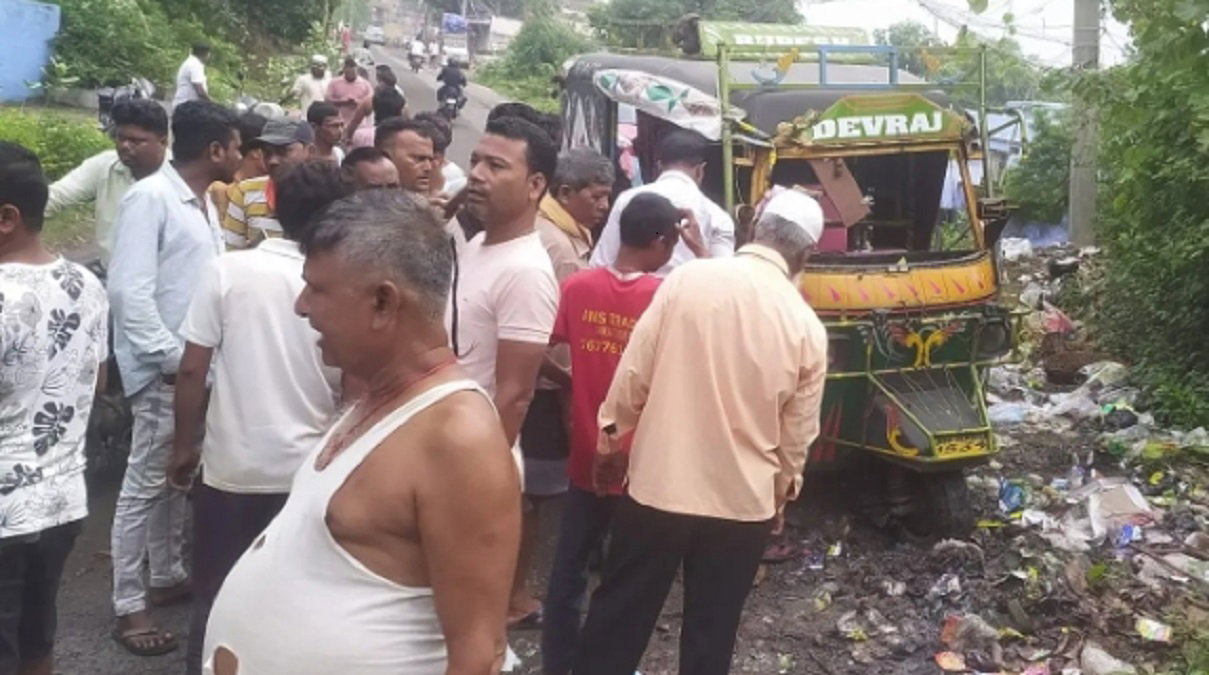 Auto rickshaw  overturn