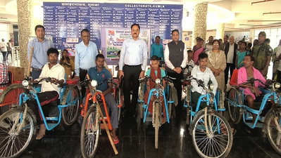 Gumla News : हिंडाल्को कंपनी के सहयोग से 20 दिव्यांगों के बीच ट्राइसाइकिल का वितरण