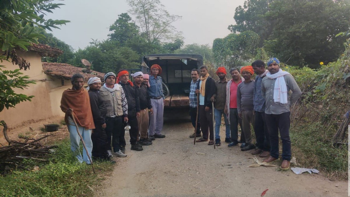Latehar News : वन विभाग का छापा, सखुआ के पांच बोटे व दो सइकिल जब्त