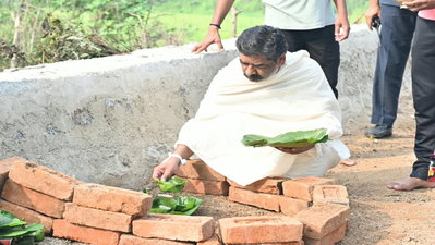 Ramgarh News : अपनी दिवंगत मां के श्राद्धकर्म की पारंपरिक रीति का निर्वहन कर रहे सीएम हेमंत