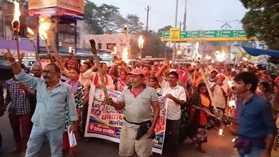 Dhanbad News : निगम के सफाई कर्मियों ने निकाला मशाल जुलूस, बेमियादी हड़ताल की चेतावनी