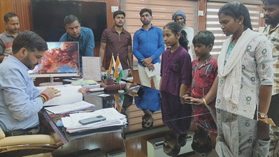 Jamtara News : बाइक चोरी की शिकायत पर डीसी ने एसपी को लगाया फोन, जनता दरबार में सुनी लोगों की फरियाद