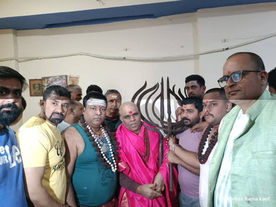 देवघर में महाशिवरात्रि की तैयारीः बाबा मंदिर का उतारा गया पंचशूल, उमड़ी भक्तों की भीड़