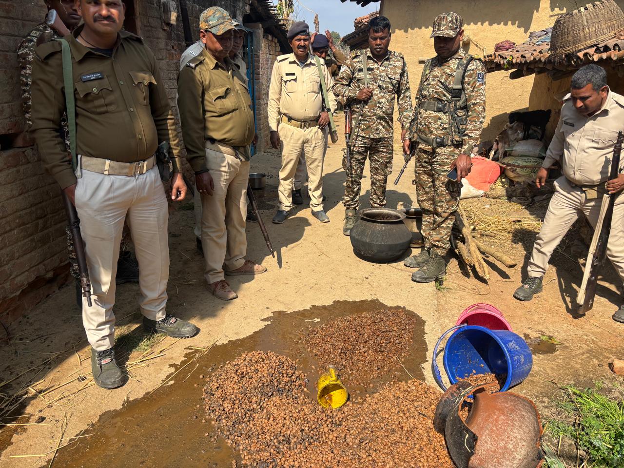 गिरिडीहः दो शराब भट्ठियां ध्वस्त, 1450 किलो जावा महुआ व 210 लीटर चुलाई शराब नष्ट