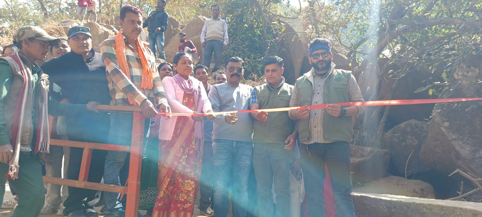 लातेहारः लोध फॉल की लौटी रौनक, पुल व रेलिंग का उद्घाटन