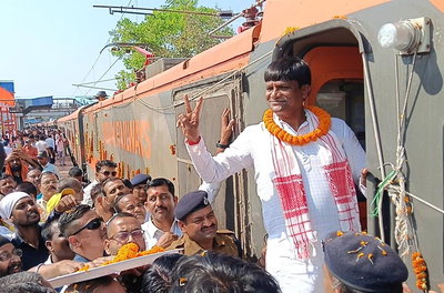 धनबाद स्टेशन पर पोत्तनूर अमृत भारत एक्सप्रेस का भव्य स्वागत