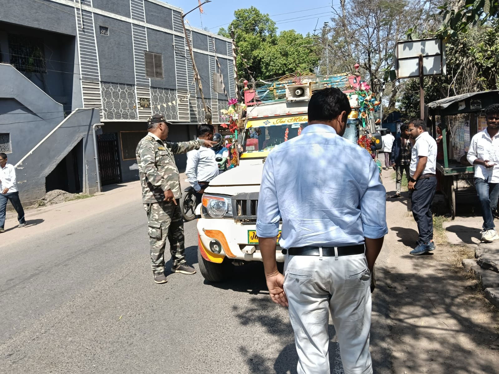 लातेहारः अवैध रूप से वाहन पार्क करने वालों से वसूला जुर्माना