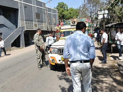 लातेहारः अवैध रूप से वाहन पार्क करने वालों से वसूला जुर्माना