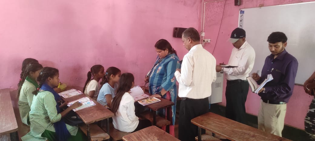 पलामूः आयुक्त ने स्कूल का किया निरीक्षण, गड़बड़ियों पर जताई नाराजगी