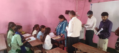 पलामूः आयुक्त ने स्कूल का किया निरीक्षण, गड़बड़ियों पर जताई नाराजगी