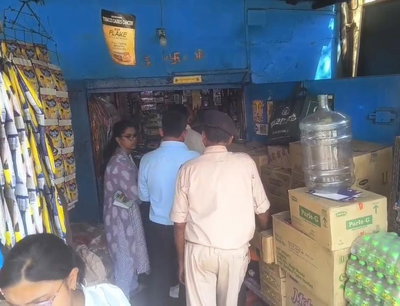 धनबादः पाथरडीह लोको बाजार में निगम की छापेमारी, होटल-मटन-चिकन दुकानों की हुई जांच