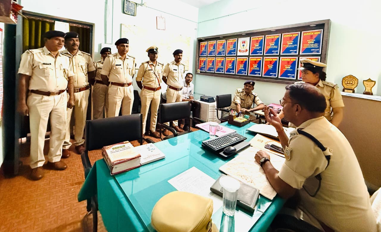 धनबादः एसएसपी ने राजगंज थाना का किया निरीक्षण, लंबित कांडों के त्वरित निष्पादन का निर्देश
