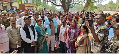 Latehar News : छिपादोहर व हेहेगढ़ा रेलवे स्टेंशन हटाने के विरोध में ग्रामीणों का प्रदर्शन, विधायक का मिला साथ