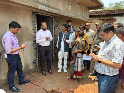 Ramgarh News : डीसी ने मांडू प्रखंड का किया दौरा, बिरहोर परिवारों से मिलकर जानीं समस्याएं