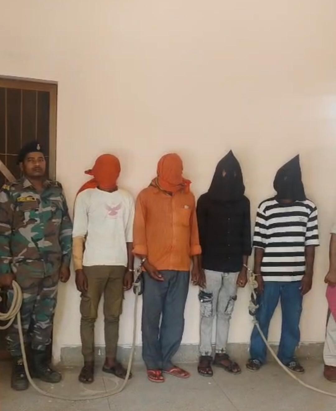 Latehar News : हत्या मामले में आरोपी पिता व उसके तीन बेटे गिरफ्तार